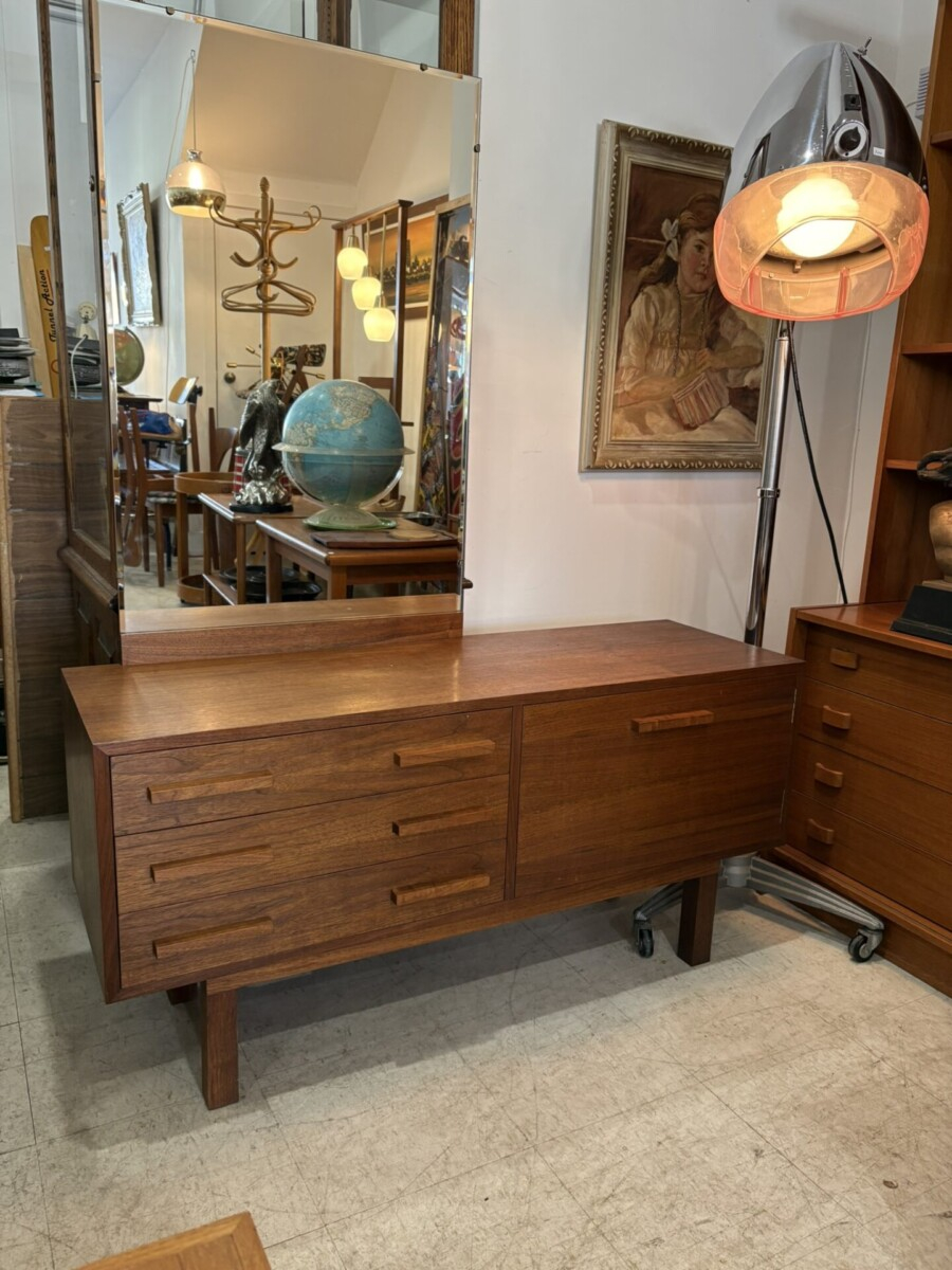 Dresser/Cabinet with Mirror